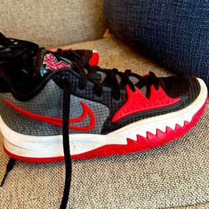 2022 Red and Black Kyrie Basketball Sneakers (used) size U.S. 7